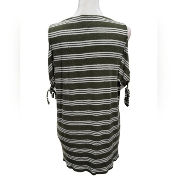 Torrid Lace Up Cold Shoulder Tee - Picture 5 of 9